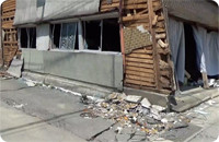 画像：地震により壊れた家