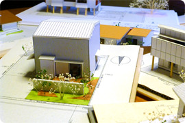 画像：設計図と家の模型